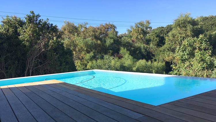 White fibreglass pool with rim-flow